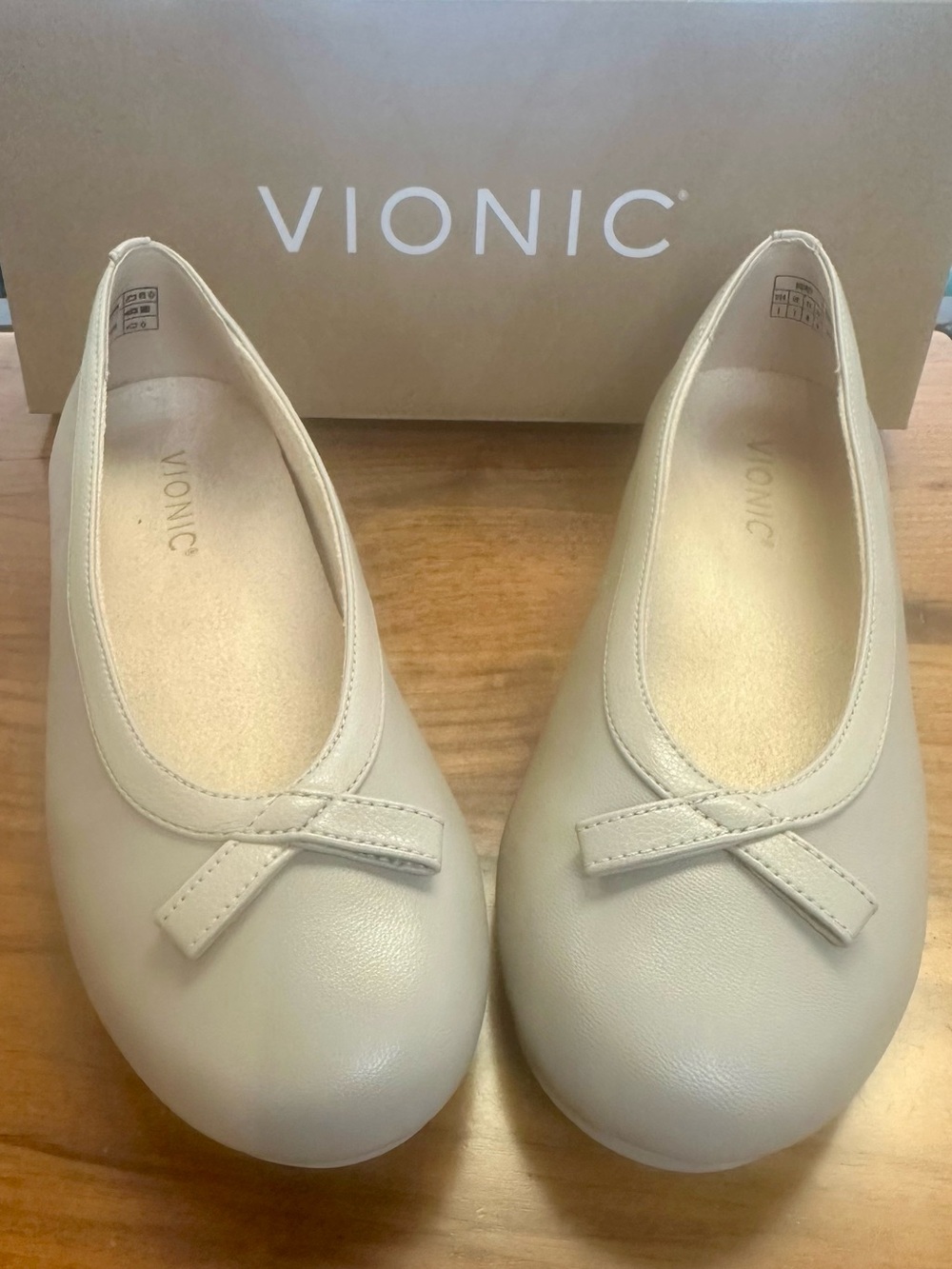 Vionic Cream Women's Ballet Flats with Decorative Bow